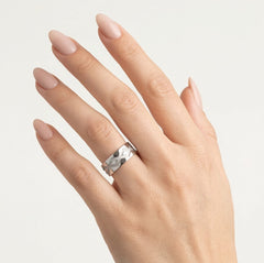 Jedinečný snubní prsten z bílého zlata