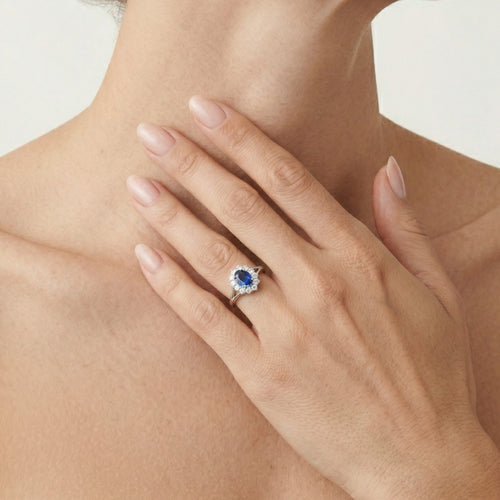 Dámský prsten s královským safírem a zirkony