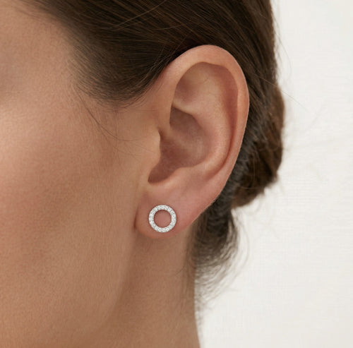 Boucles d’oreilles puces cercle en argent avec zircons cubiques