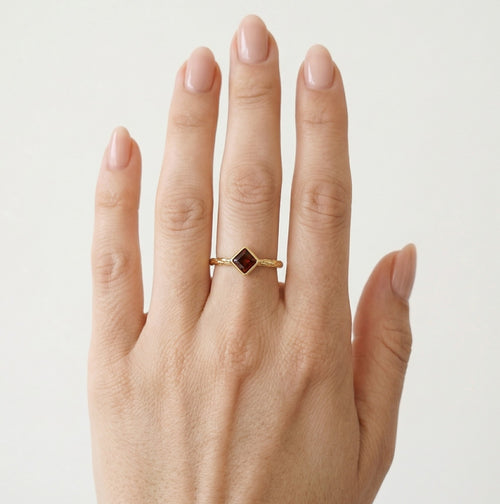 Schlichter Gelbgoldring mit Solitär-Granat