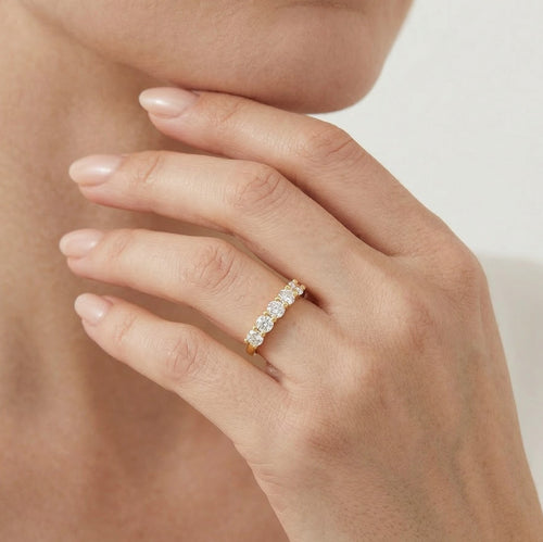 Anillo de oro con cinco circonitas cúbicas redondas