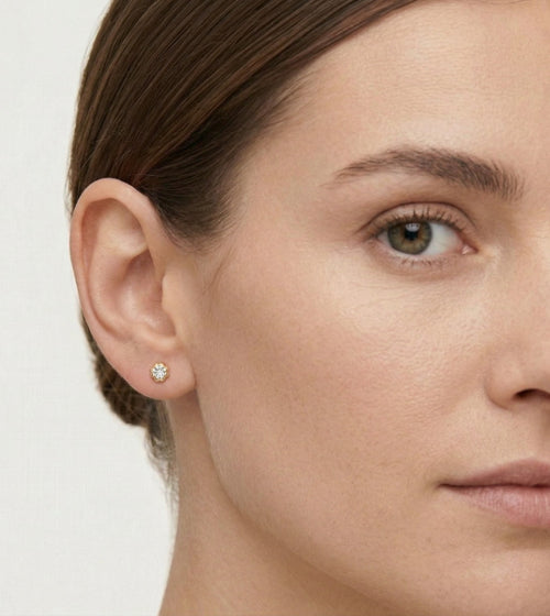 Boucles d'oreilles clous en or avec zirconium cubique fleur