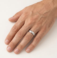 Alliance en or blanc avec motif grec