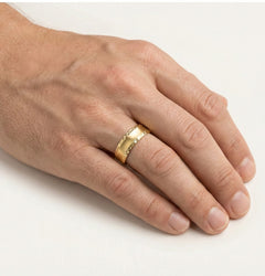 Bague de mariage en or jaune avec détails