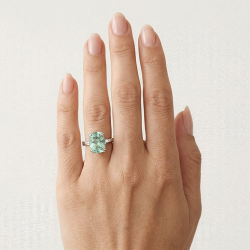 Ring aus Sterlingsilber mit smaragdgeschliffenem grünem Amethyst