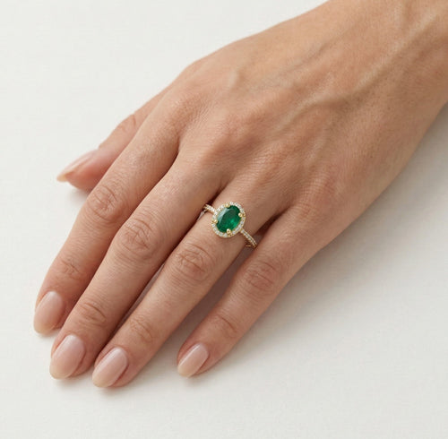 Bague royale douce avec émeraude