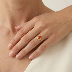 Anillo de oro amarillo con piedra de coral rojo