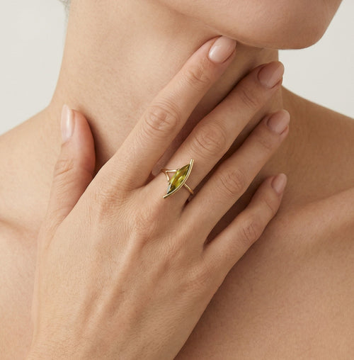 Eleganter Moldavit-Ring im Marquiseschliff