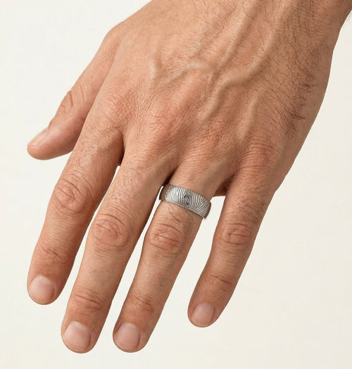 Alliance en or blanc avec gravure d’empreinte digitale