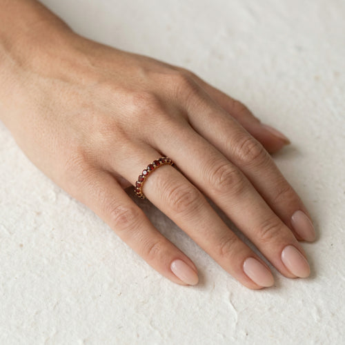 Gelbgoldring mit durchgehenden Granaten