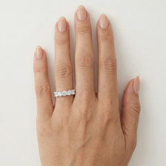 Bague en argent sterling avec cinq pierres en zircon cubique.