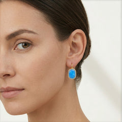 Boucles d’oreilles en or massif avec opale bleue cabochon