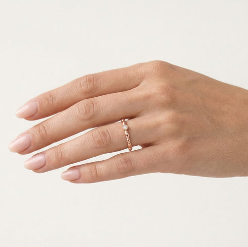 Anillo de oro rosa con circonita