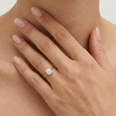 Zlatý obdelníkový prsten s bílým opálem