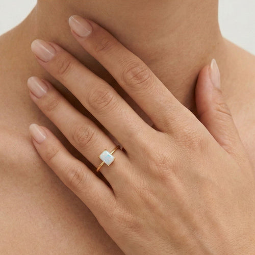 Zlatý obdelníkový prsten s bílým opálem