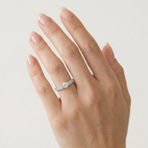 Bague de fiançailles en diamant taille ronde intemporelle