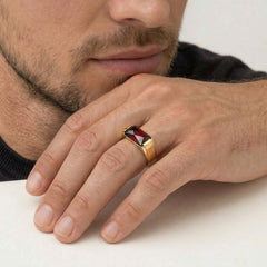 Zlatý pánský prsten s obdélníkovým granátem