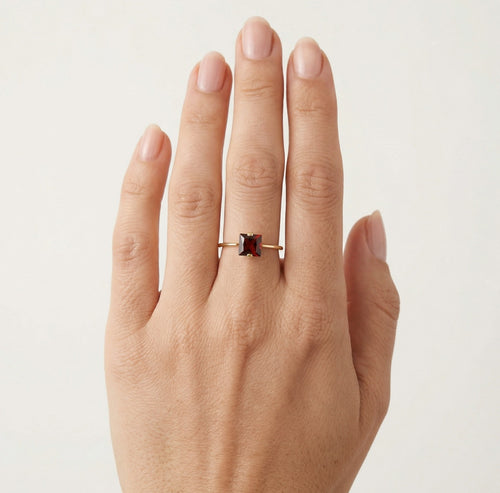 Gelbgoldring mit Granat-Solitär