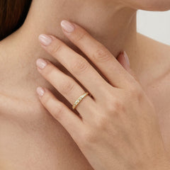 Zlatý prsten s kulatými broušenými zirkony