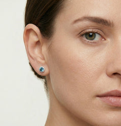 Silberne Ohrstecker mit rundem Topas