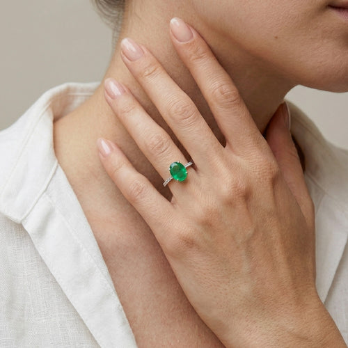 Bague en argent sterling avec émeraude taille ovale