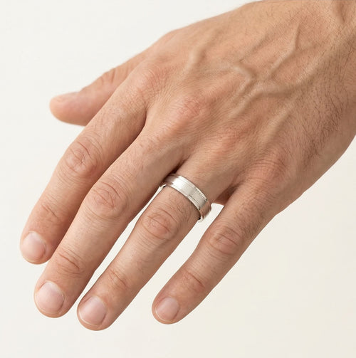 Bague de mariage solitaire en or blanc avec centre mat