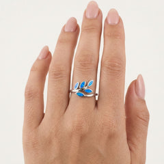 Bague à opale bleue ramifiée