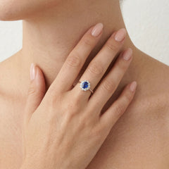 Anillo de diamante y zafiro de oro blanco brillante