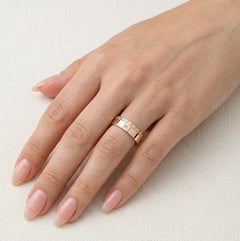 Alliance large élégante en or rose