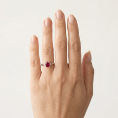 Klasický dámský prsten s diamantem a rubínem z bílého zlata