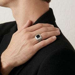 Pánský prsten ze stříbra s černým smaltem a kubickými zirkony, polštářový brus