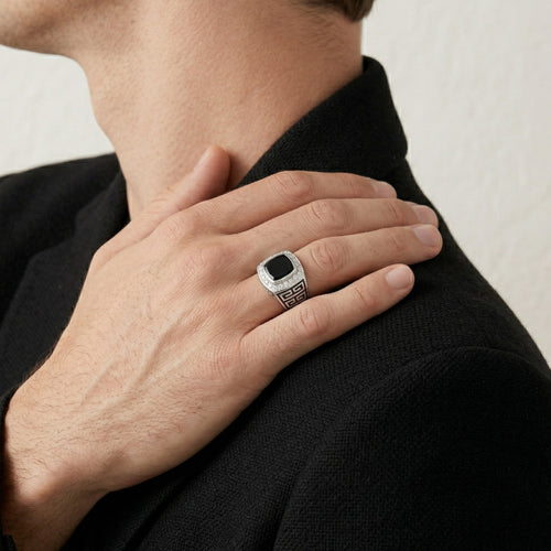 Pánský prsten ze stříbra s černým smaltem a kubickými zirkony, polštářový brus