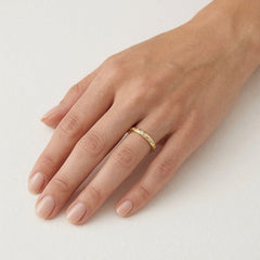 Zlatý prsten s kulatými broušenými zirkony