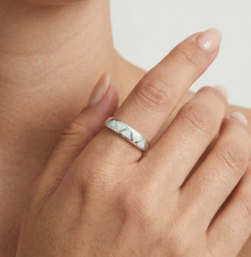 Sterlingsilberring mit weißem Opal im Dreiecksdesign