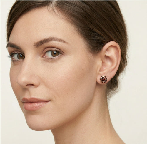 Runde Granat-Blumen-Ohrstecker