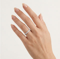 Bague de mariage en or blanc pour femme avec deux rangées de pierres.