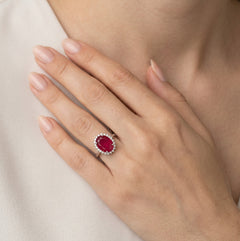 Anillo halo de plata esterlina con rubí ovalado