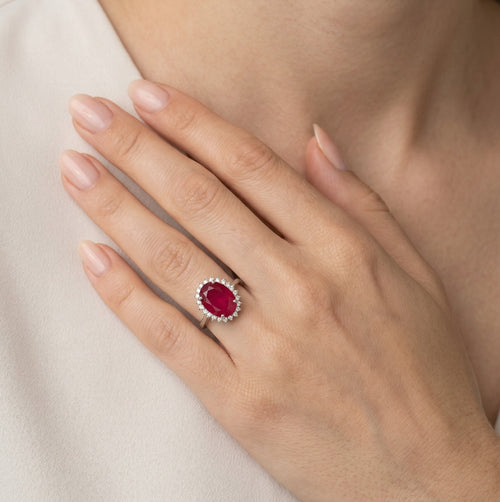 Anillo halo de plata esterlina con rubí ovalado