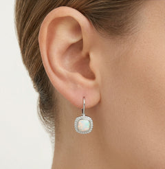 Quadratische Ohrhänger mit weißem Opal