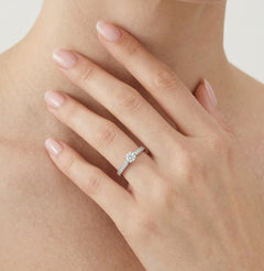 Elegant white gold ring with diamonds