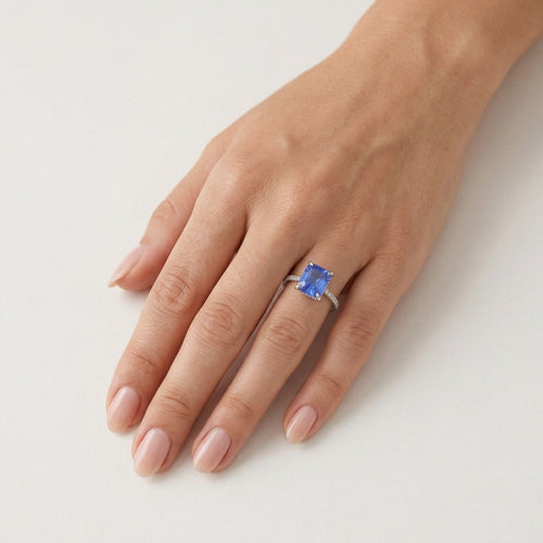 Ring aus Sterlingsilber mit smaragdgeschliffenem Saphir