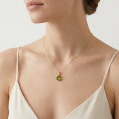 Zlatý přívěsek s kulatým vltavínem ve žlutém zlatě