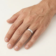 Snubní prsten z bílého zlata se zakřivenou matnou linií