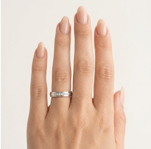 Snubní prsten z bílého zlata s diamanty