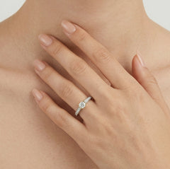 Bague de fiançailles intemporelle en diamant taille ronde