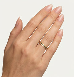 Bague de mariage en or jaune avec accents blancs.