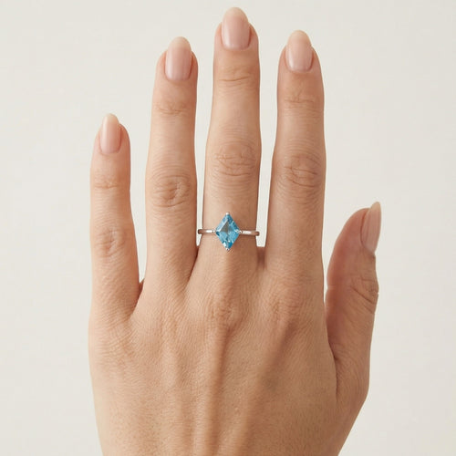 Schicker Silberring mit Blauem Topas