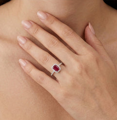 Bague en or blanc avec rubis et halo de diamants