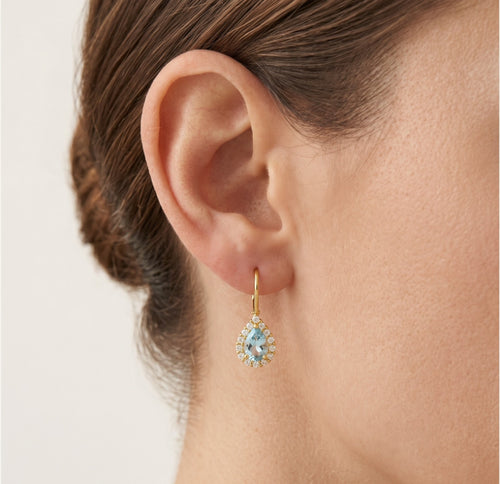 Pendientes con topacio azul corte en forma de pera y halo en oro amarillo