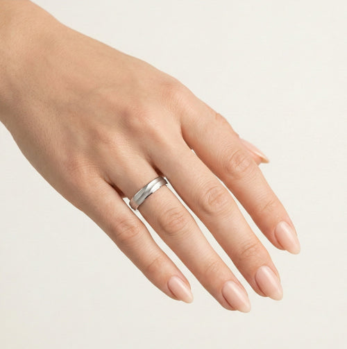 Eheringe aus mattem Weißgold mit einzigartiger Linie